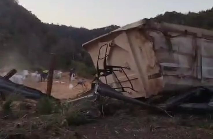 Carreta que transportava grãos tomba na BR-222 e condutor fica gravemente ferido em Santa Luzia