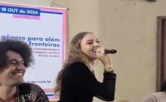 Justiça nega multa para historiadora que fez performance sensual durante palestra na UFMA