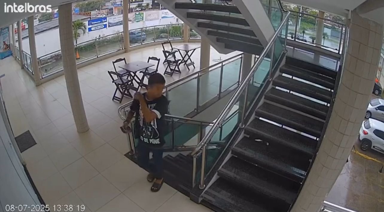 Assaltante na loja. Foto: reprodução/rede sociais 