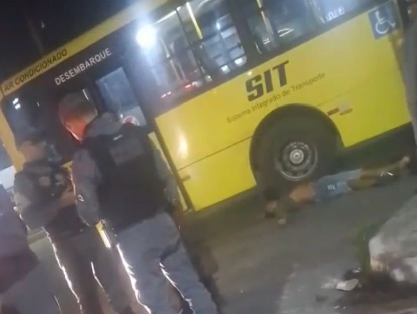Vídeo: assaltante de ônibus tem infarto ao ver a PM durante tentativa de fuga