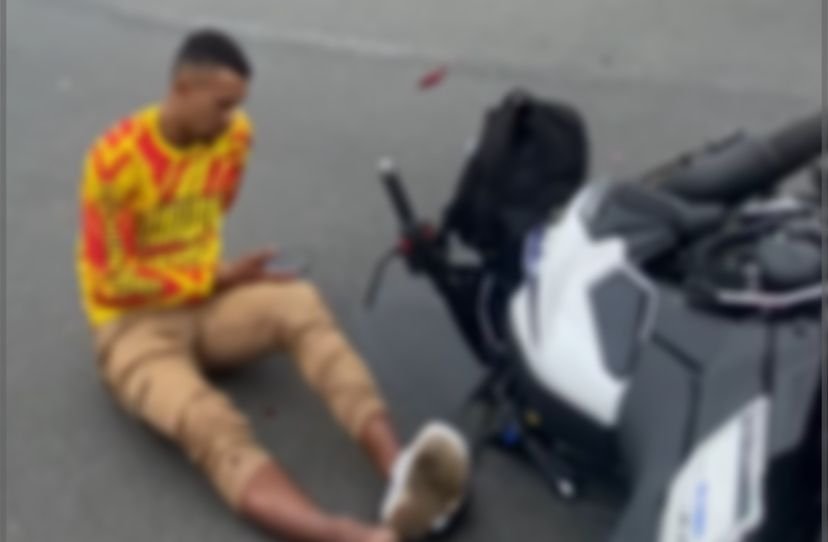 Vídeo: motocilista de aplicativo fica ferido após bater em carro na Alemanha