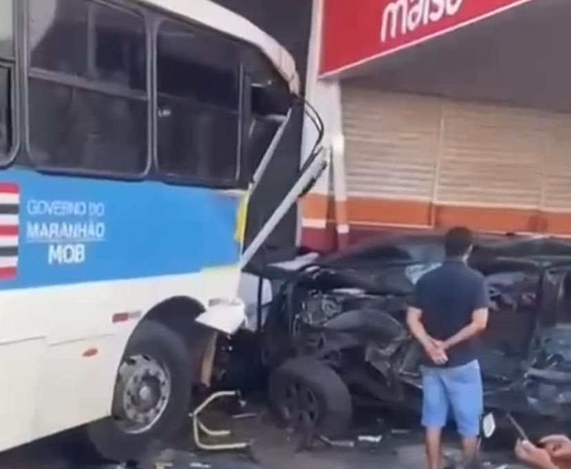 Vídeo: homem morre após ônibus bater e arrastar caminhonete no Jardim América