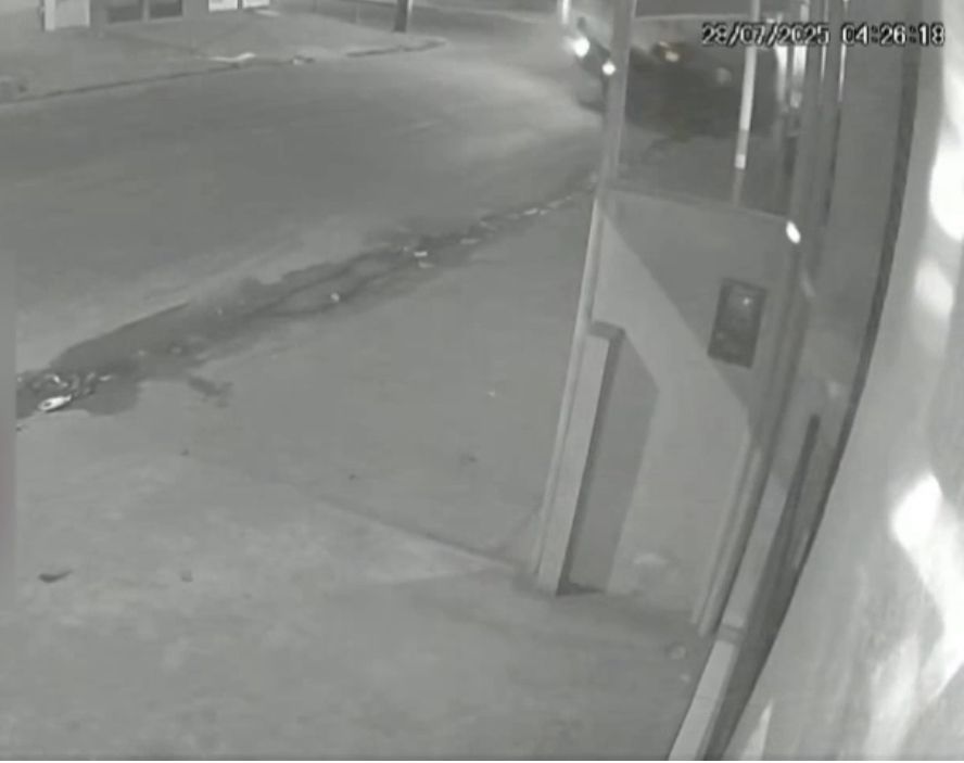 Vídeo: Veja o momento que ônibus colide com veículo; uma pessoa morreu no local