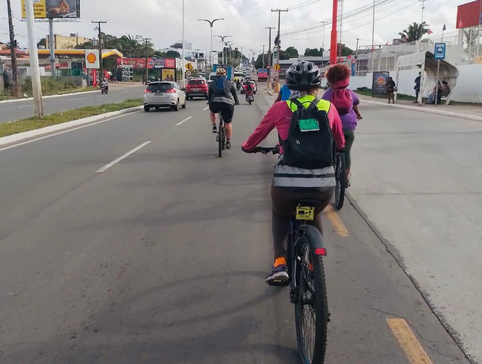 Ciclistas dividem avenida com carros Foto: Arquivo/Valquíria Santana