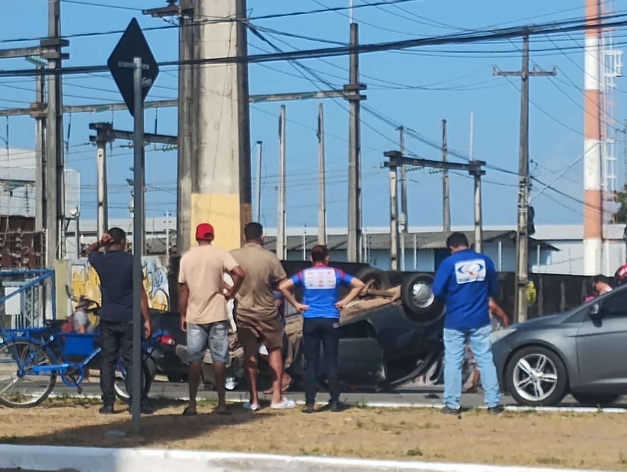 Carro capota na Avenida Guajajaras, em São Luís