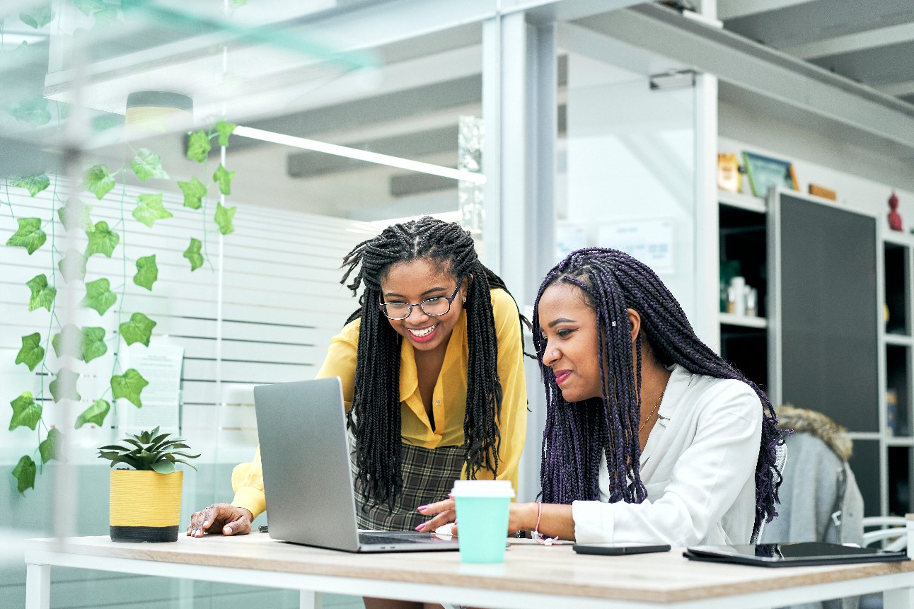 Empresa de consultoria contrata estagiários em Marketing e RH