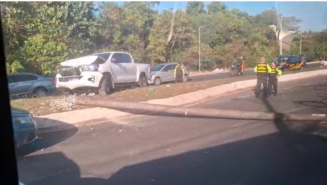 Caminhonete derruba poste e causa lentidão na Avenida dos Africanos