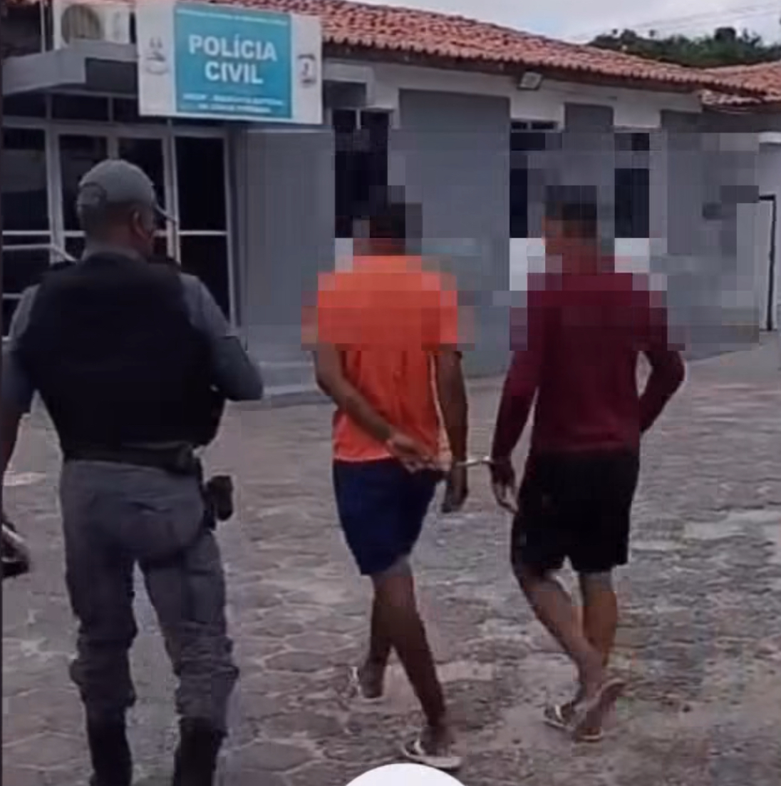 Dupla é flagrada com arma falsa na Maiobinha