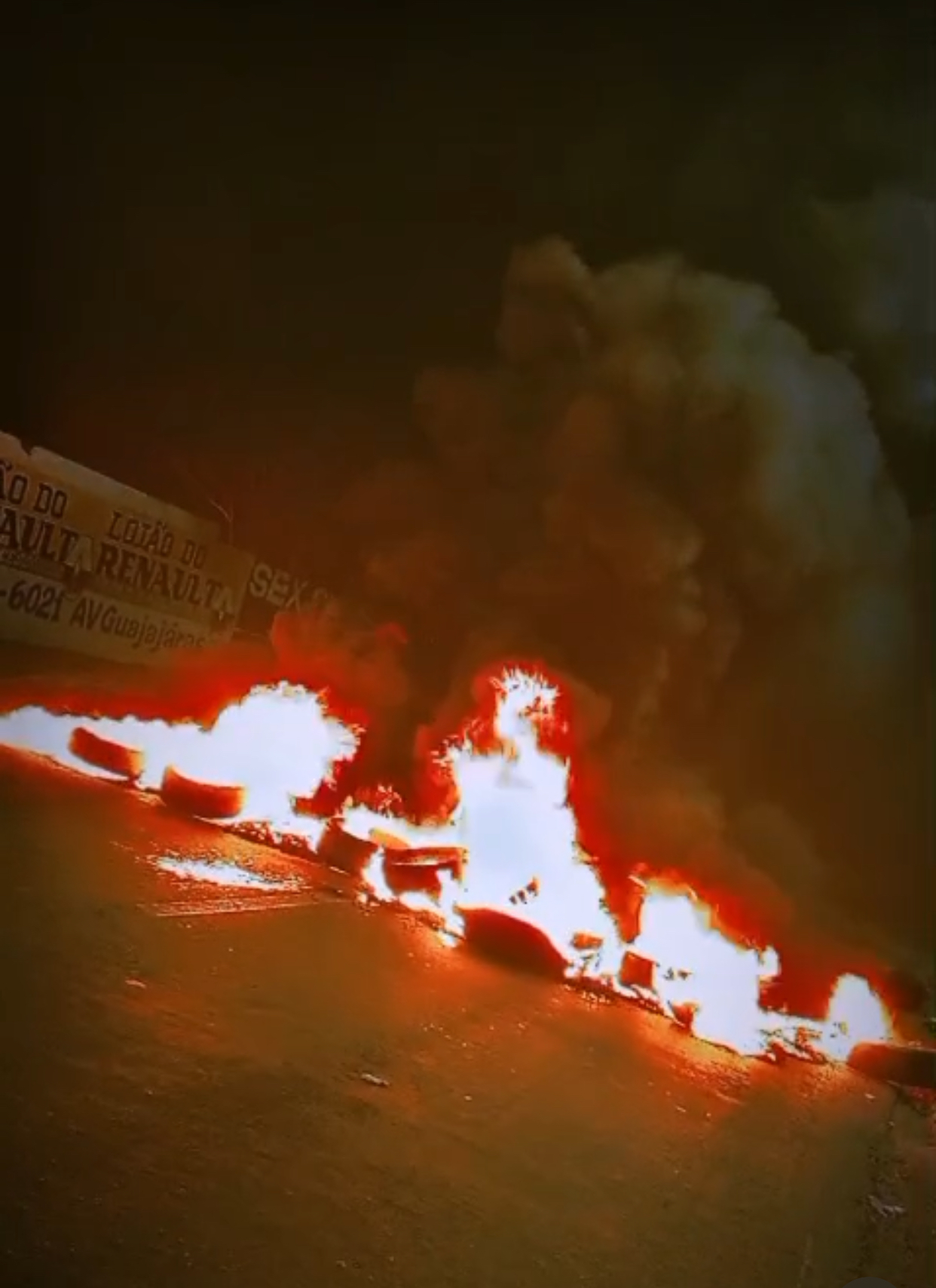 Manifestantes ateiam fogo em pneus na Ponte do Ipase, no Anil, e na Av. Daniel de La Touche, após morte de motouber