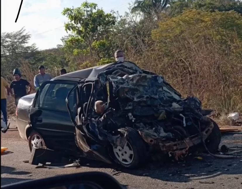 Vídeo: batida entre caminhão e carro de passeio deixa três mortos e um ferido em Itapecuru-Mirim