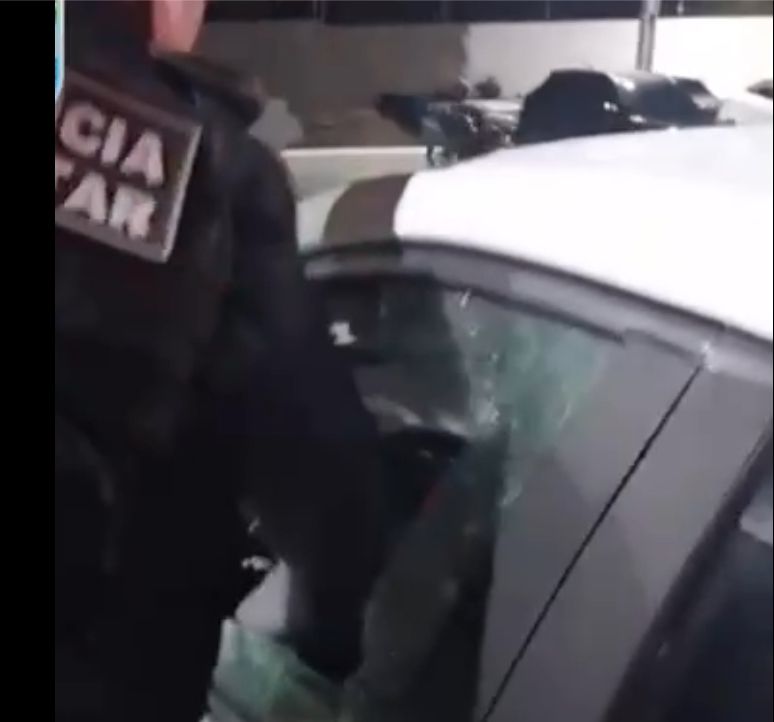 Policiais militares quebram vidro de carro para resgatar criança trancada no veículo
