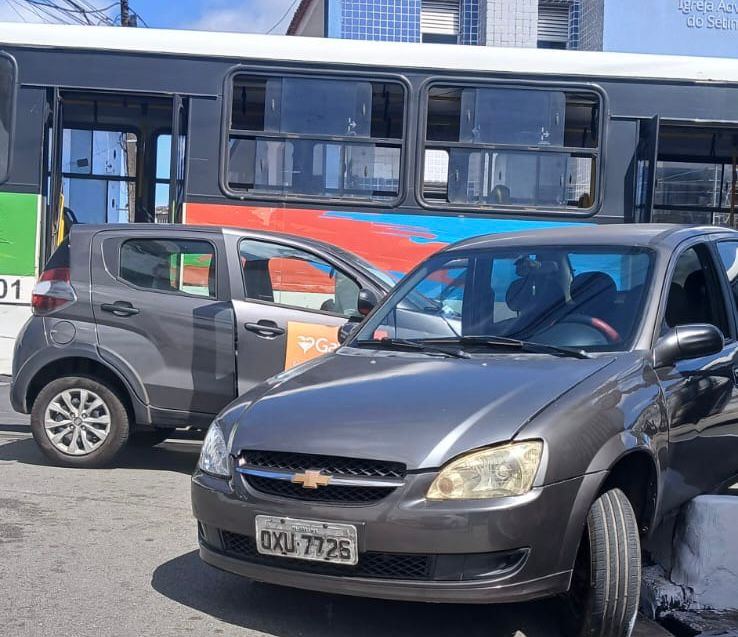 Vídeo: acidente entre carros e ônibus paralisa trânsito no centro de São Luís