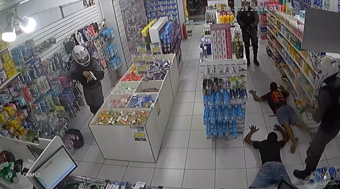 Trio é preso em flagrante durante assalto em farmácia no Anjo da Guarda