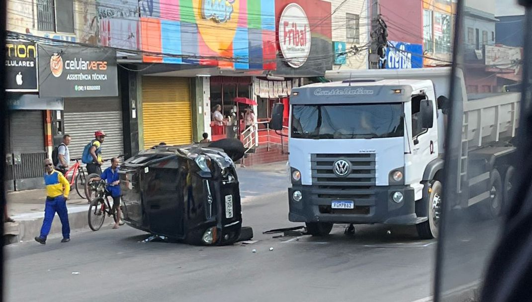 Acidente entre carro e carreta termina em capotamento na Cohab