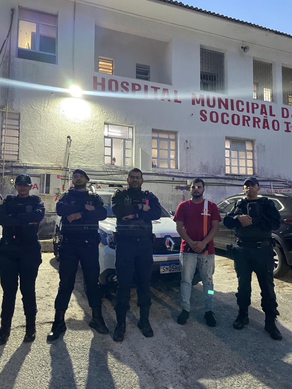 Motociclista fica ferido por linha chilena na Avenida dos Africanos