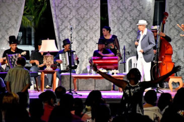 Sarau das Mercês une poesia e música em noite de celebração cultural