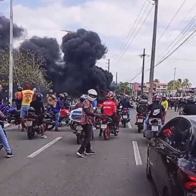 Motoristas de aplicativo protestam em frente à Secretaria de Segurança Pública com queima de pneus