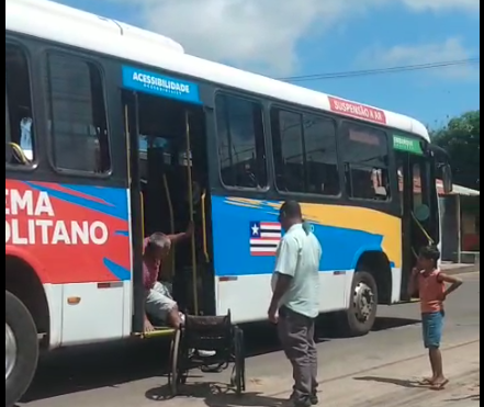 Cadeirante se arrasta para entrar em ônibus no Residencial Pirâmide, Raposa