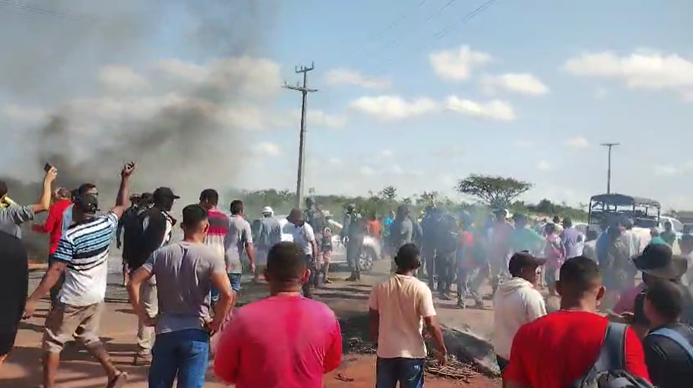 Manifestação interdita BR-402 em Barreirinhas e causa congestionamento