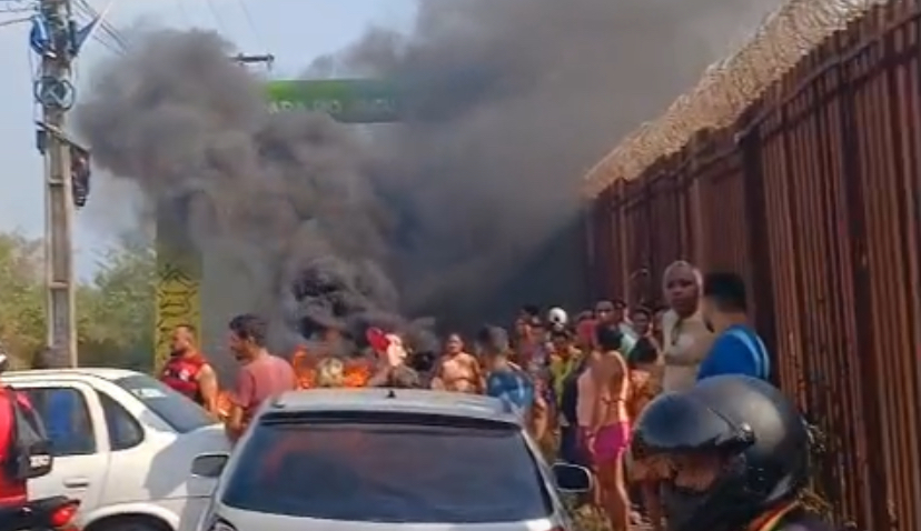 Vídeo: Moradores interditam rua em manifestação por falta de água há mais de uma semana no bairro Gapara