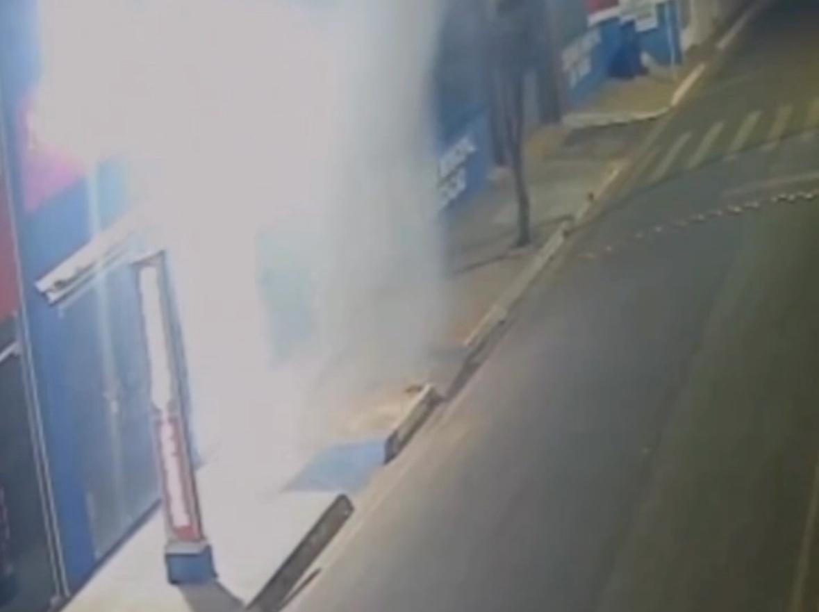 Vídeo: dupla usa explosivos em tentativa de assalto a agência bancária em Magalhães de Almeida