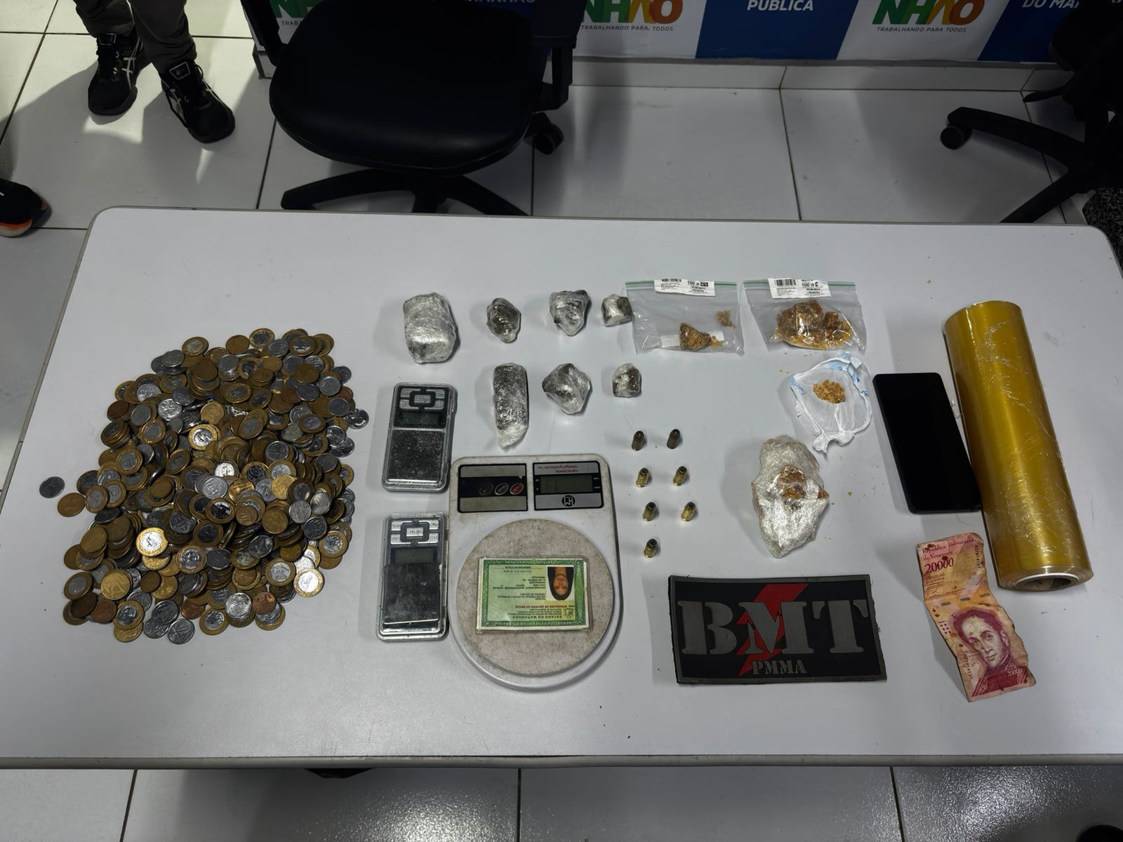 Mulher é presa com drogas, munições e R$ 300 em moedas na Vila Sarney Filho II