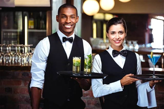 Empresa no ramo de hotelaria abre vagas para Garçom (nete) e Recepcionista