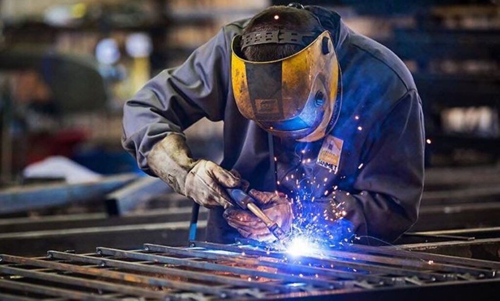 Empresa na área da construção civil contrata Adesivador e auxiliar de Serralheiro