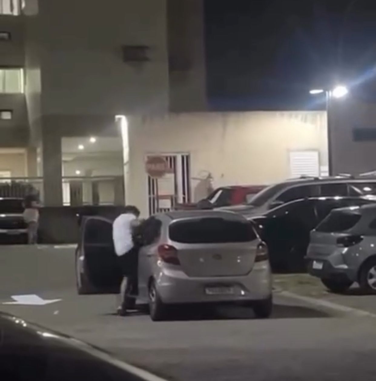 Vídeo: mulher é agredida a chutes por suposto companheiro em estacionamento de condomínio