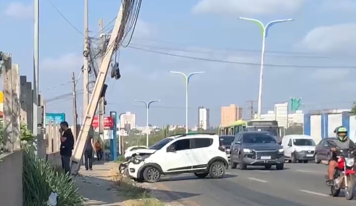 Poste fica pendurado por fiação após colisão de carro no Araçagy