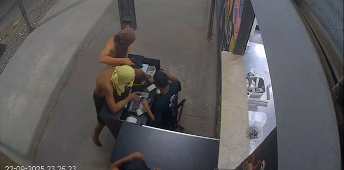 Vídeo: trio encapuzado assalta hamburgueria em Imperatriz