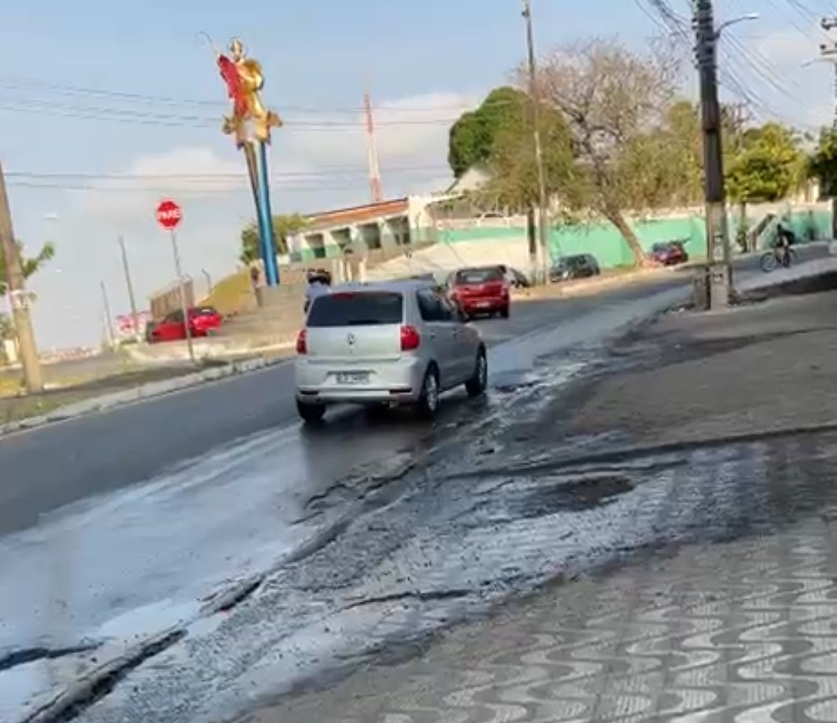 Vazamento de água no João Paulo gera buracos e preocupa moradores