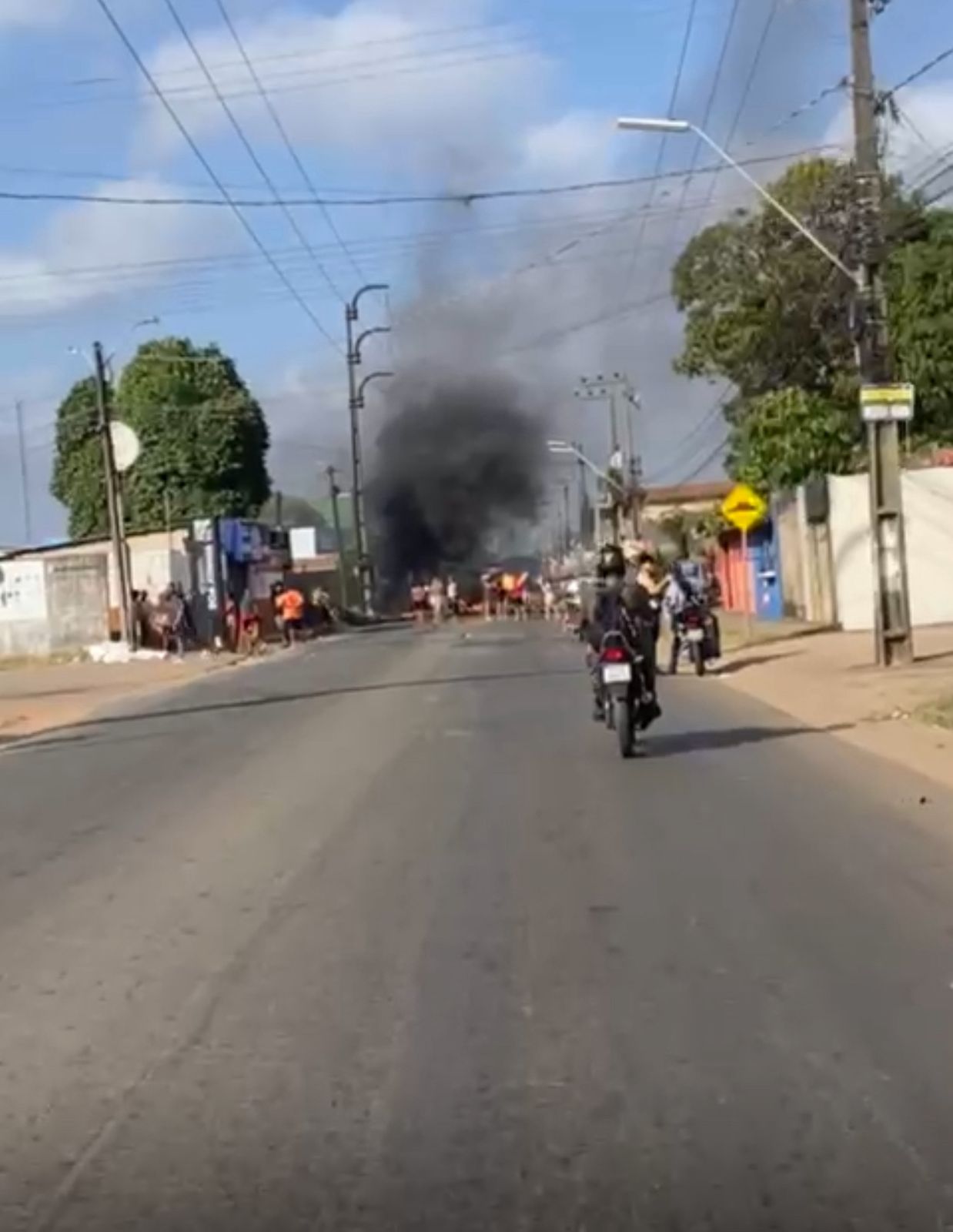 Moradores bloqueiam Estrada da Maioba em protesto por  melhorias infraestruturais