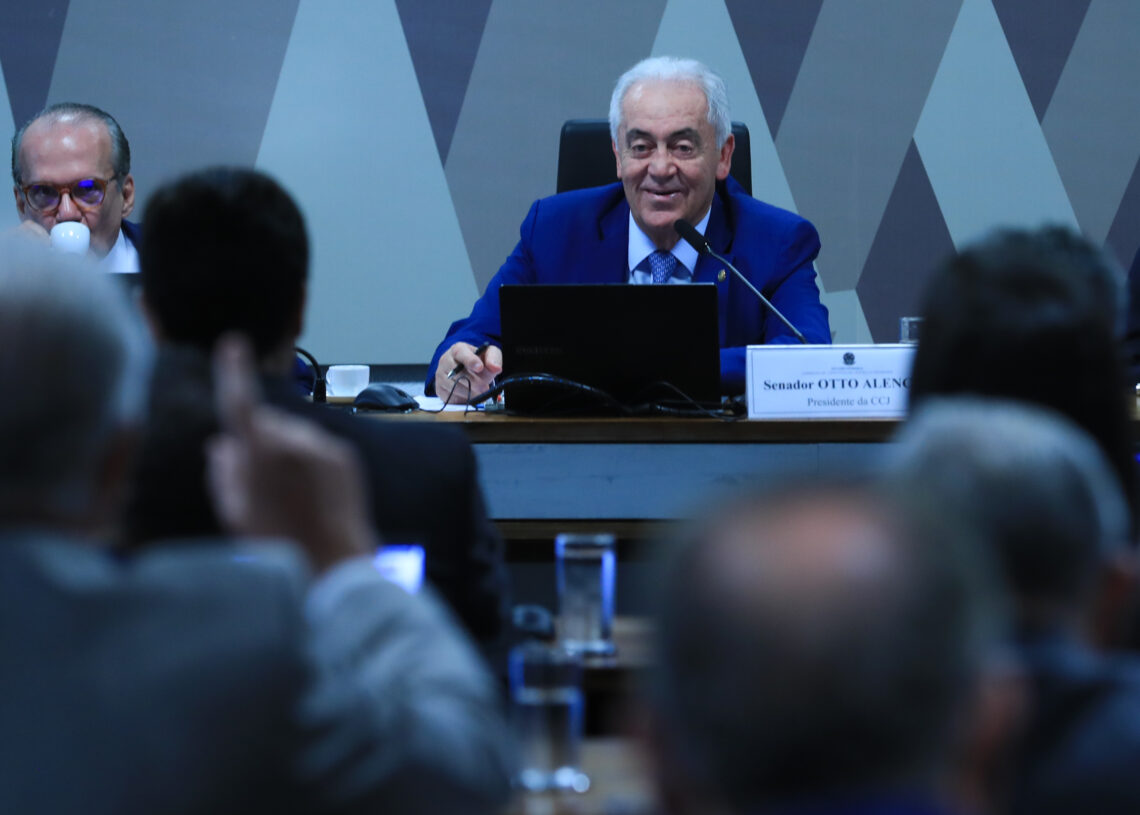 Brasília (DF), 24/09/2025 Reunião da Comissão de Constituição e Justiça (CCJ) do Senado para  votar o parecer sobre a proposta de emenda à Constituição (PEC 3/2021) das prerrogativas parlamentares.   Foto: Lula Marques/Agência Brasil