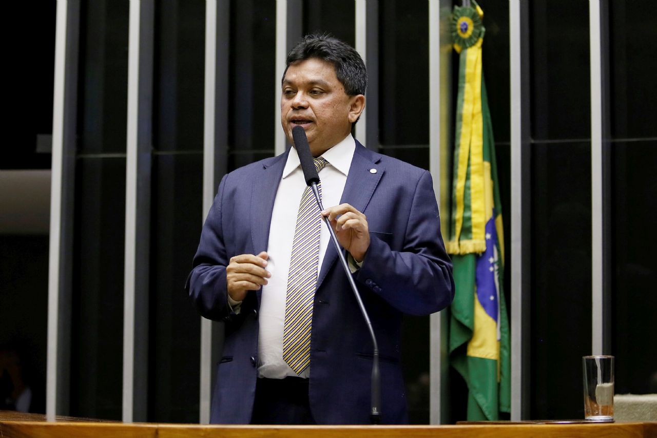 Expediente Final: Deputado critica privilégio a políticos em PEC