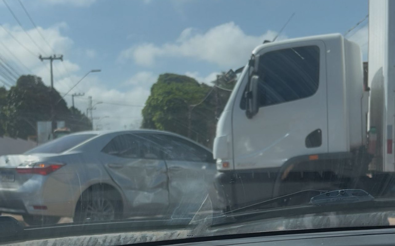 Colisão entre carro e caminhão trava trânsito na MA-204