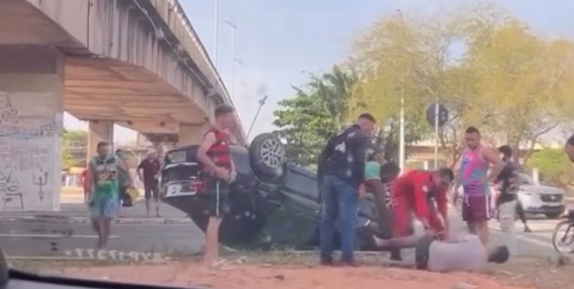 Acidente deixa carro capotado próximo à cabeceira da Ponte Bandeira Tribuzzi