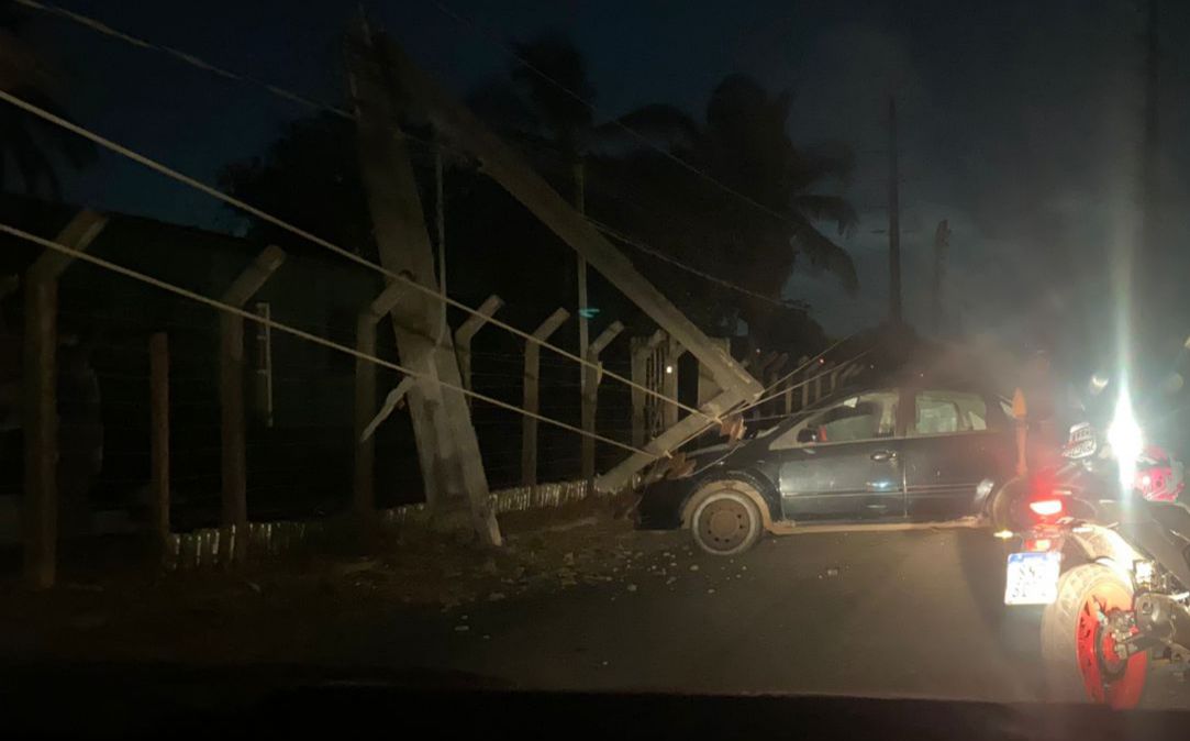 Carro derruba poste na Av. Epitácio Cafeteira e deixa Vila São José sem energia