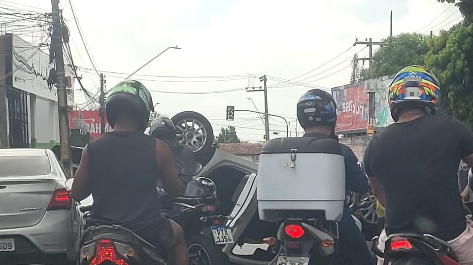 Veículo capota na Avenida Joaquim Mochel, na Cohab/Anil