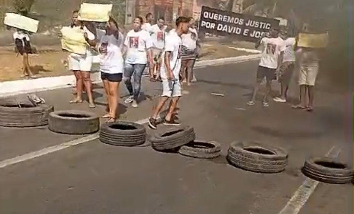 Familiares de crianças mortas em acidente realizam protesto na Avenida dos Africanos