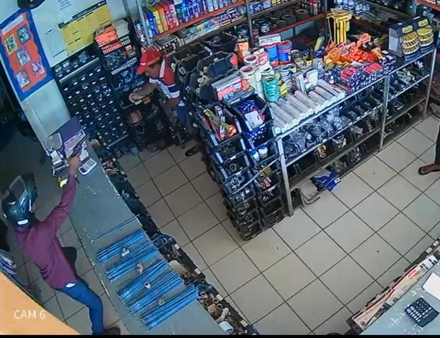 Vídeo: atendente é baleado em assalto a loja na Vila Maranhão