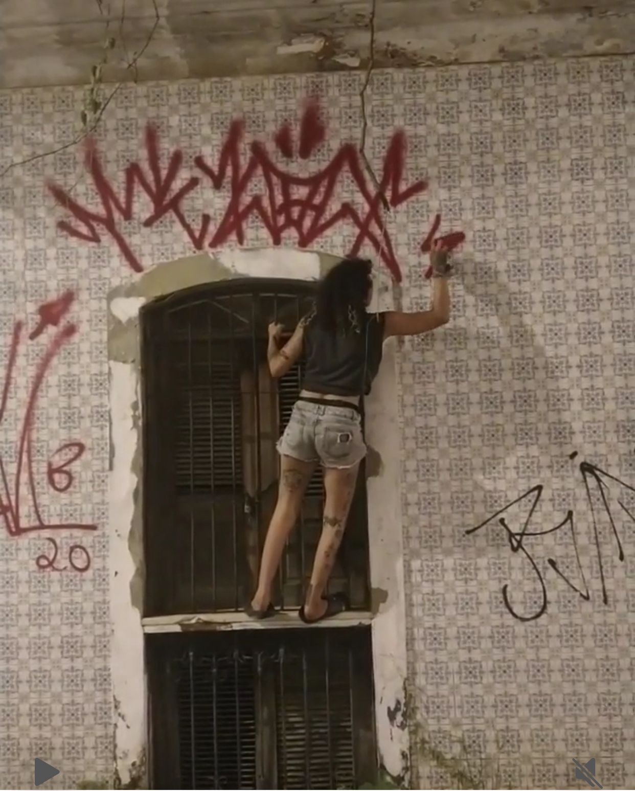 Mulher divulga vídeos fazendo ‘pichações’ em prédios na Praia Grande