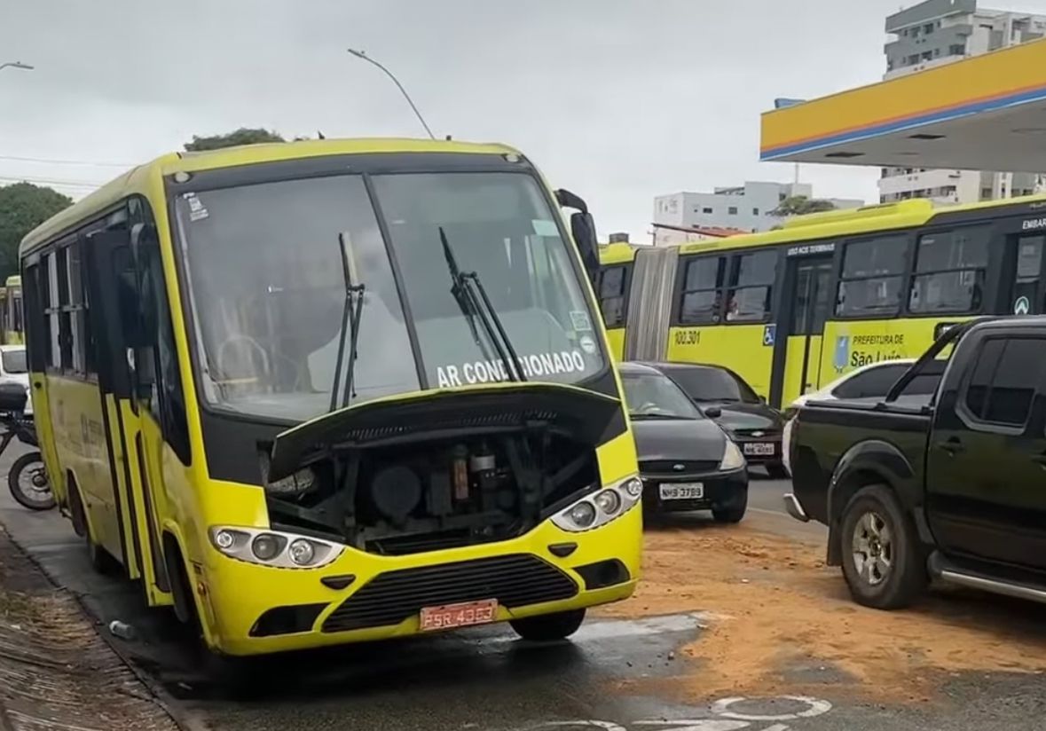 Bombeiros impedem que ônibus pegue fogo na Rua das Cajazeiras; chamas foram controladas