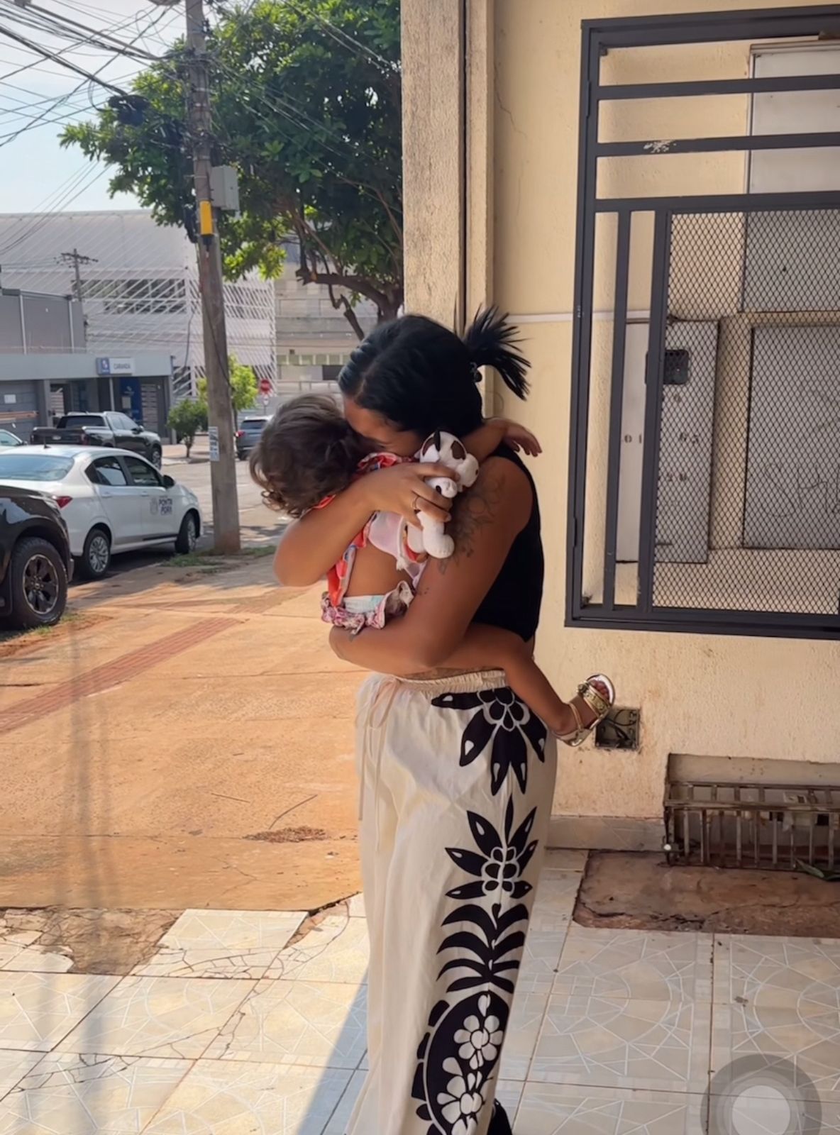 Dez dias depois, mãe reencontra filha levada pelo pai para o Paraguai