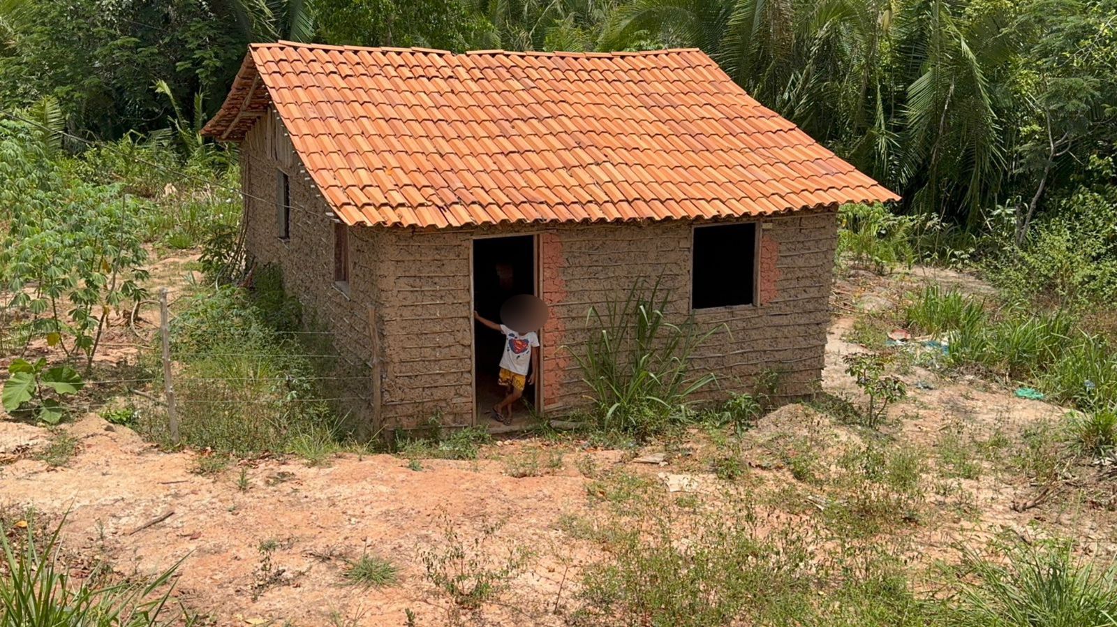 Órfão de vítima de feminicídio em Pedro do Rosário diz: “se mamãe ainda estivesse viva, aqui não tava sujo”, e vídeo viraliza