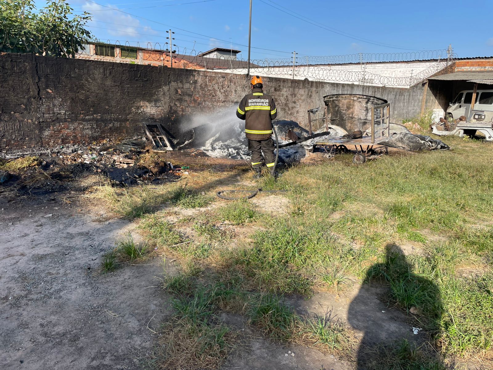 Fogo provocado em lixão causa grande nuvem de fumaça na Forquilha
