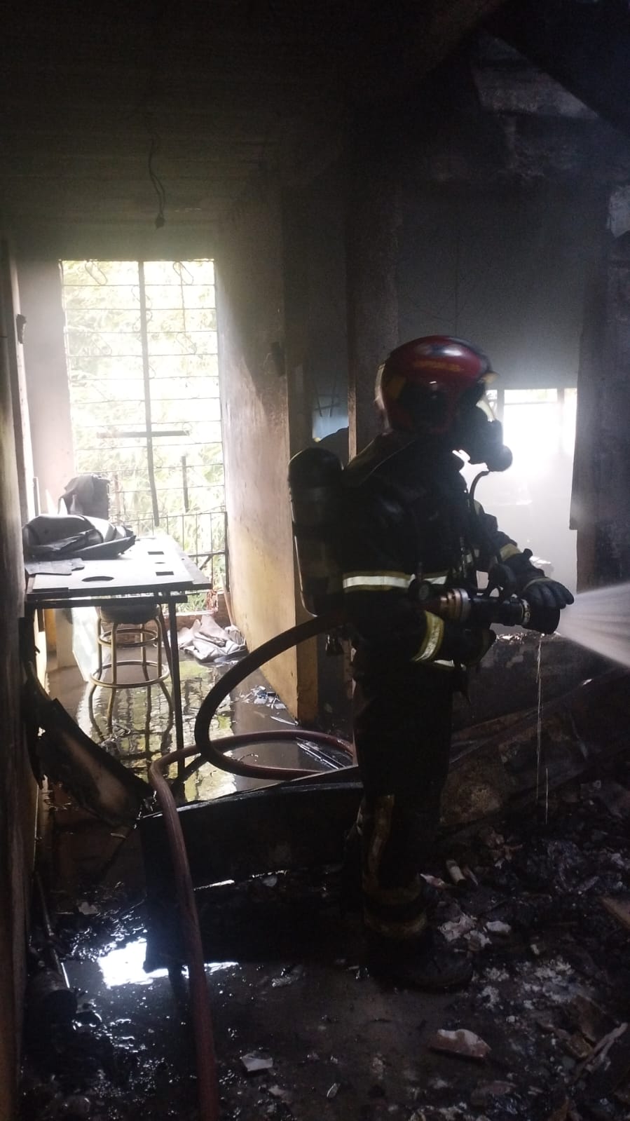 Incêndio destrói loja na Curva do 90; duas pessoas conseguem sair com vida do local