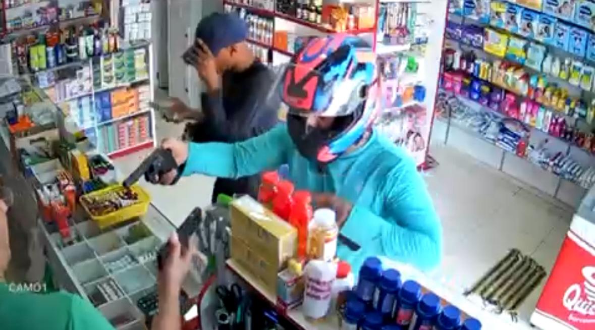 Vídeo: dupla armada assalta farmácia no bairro Liberdade