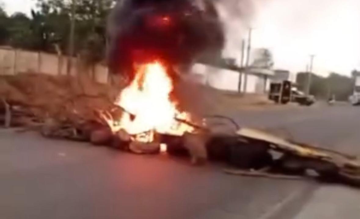 Moradores bloqueiam trecho da BR-222 em Santa Inês em protesto por segurança contra acidentes 