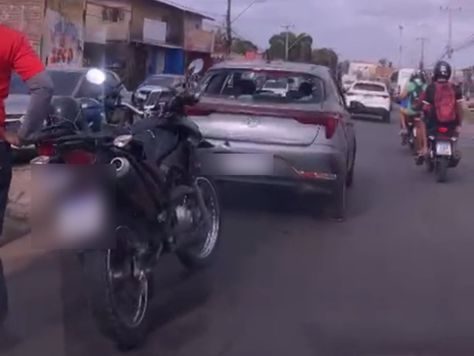 Batida entre motocicleta e carro deixa trânsito lento na Estrada de Ribamar